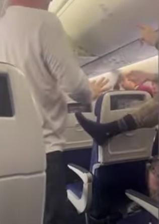 飛機再次起飛,詎料同一群乘客再生事端,大打出手。(YouTube)