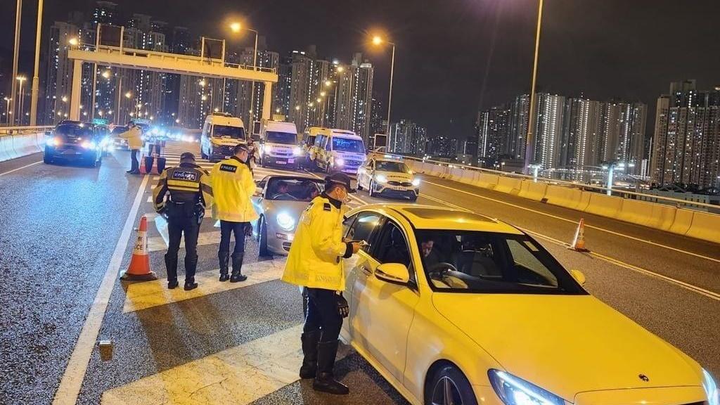警方截查車輛。(資料圖片)