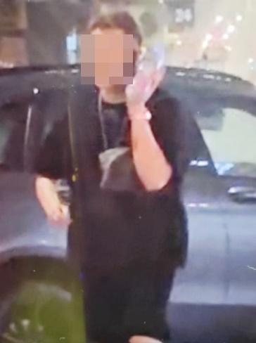 有途人在平治男司機離開現場時拍下其樣貌,將影片交給調查人員跟進。(網上圖片)