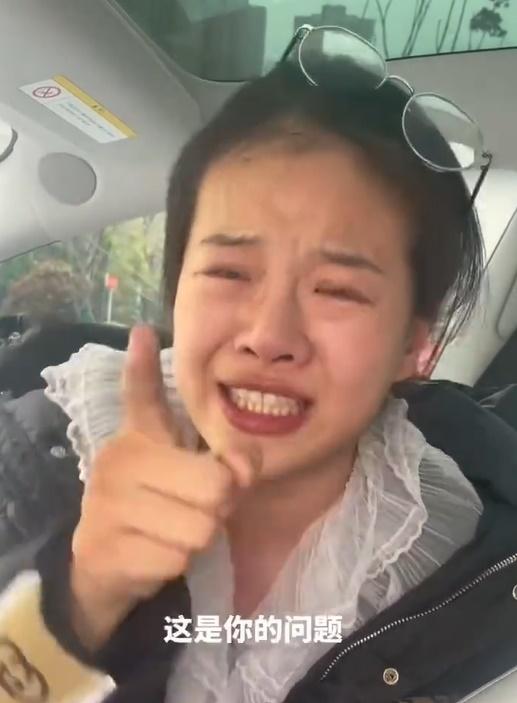 女子馬上截住:「你閉嘴,你聽我說完,我有權利跟他說吧?你為甚麼要覺得丟臉呢?你為甚麼要轉頭就走呢?」(微博)