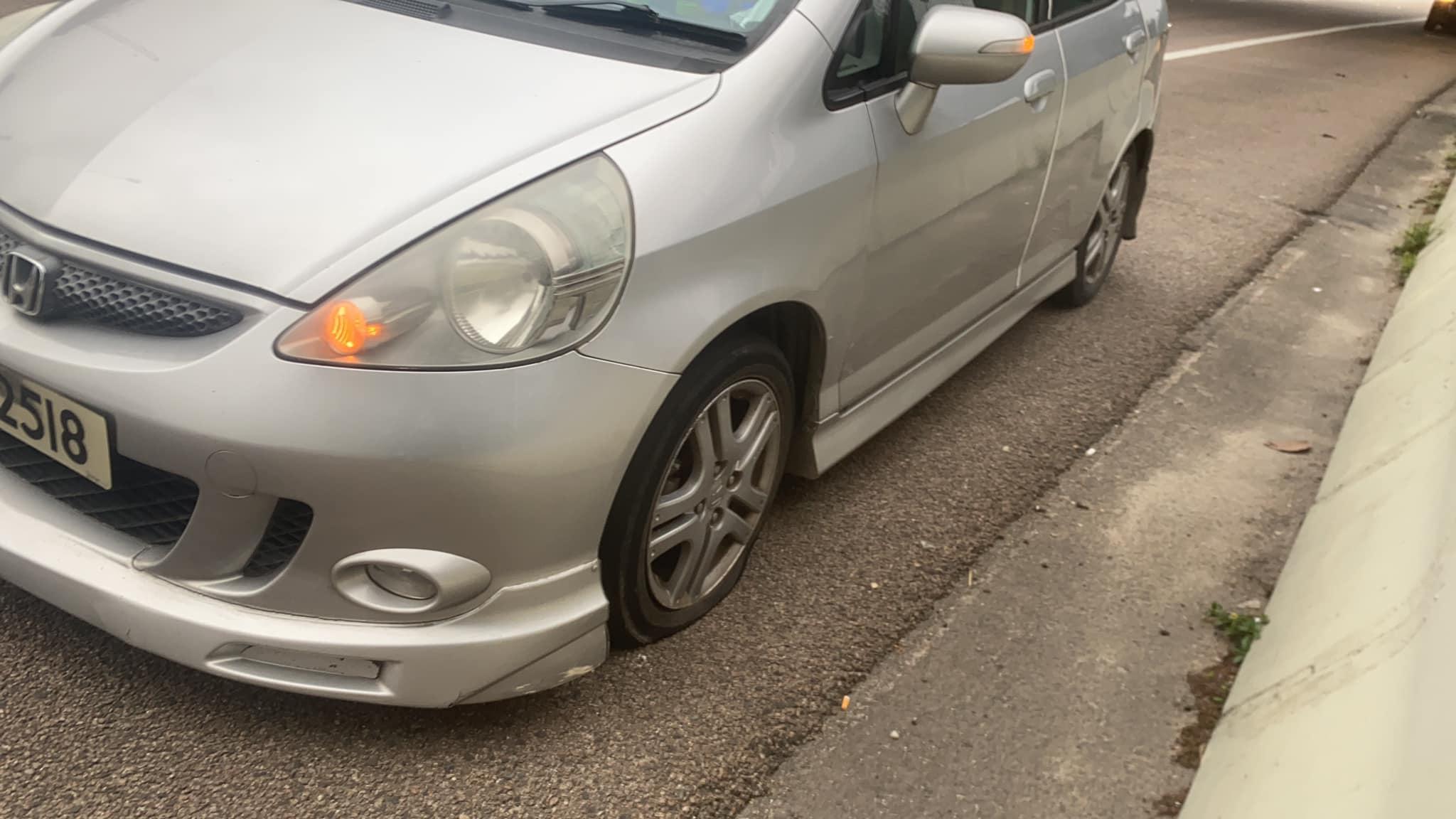 網民表示,吐露港科學園九龍方向路面有垃圾,數輛汽車爆胎,其中一輛的士的兩個輪胎受損,提醒途經司機留意路面。(的士司機資訊網Taxi@FB)