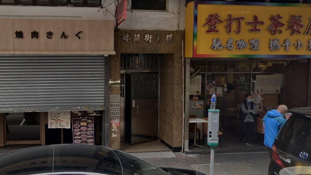 不滿兒子玩手機用地拖「教仔」,15歲仔報警拘躁父。(資料圖片)