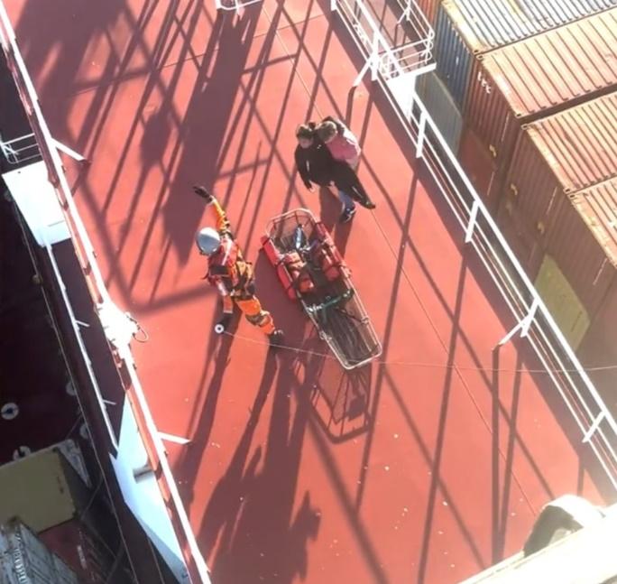 Erica被帶上船後由醫護人員進行身體檢查,她當時有意識但體溫過低,之後由直升機送往醫院接受治療。(網上圖片)