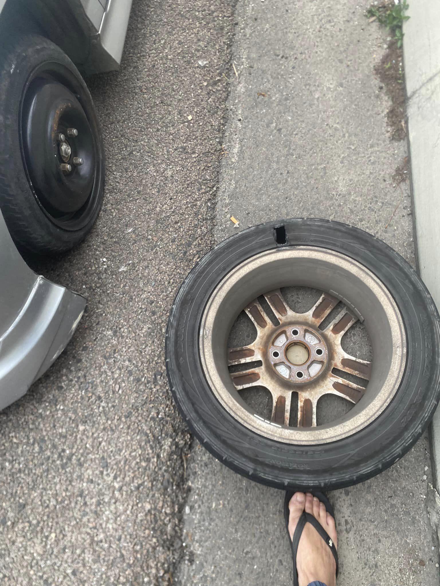 網民表示,吐露港科學園九龍方向路面有垃圾,數輛汽車爆胎,其中一輛的士的兩個輪胎受損,提醒途經司機留意路面。(的士司機資訊網Taxi@FB)