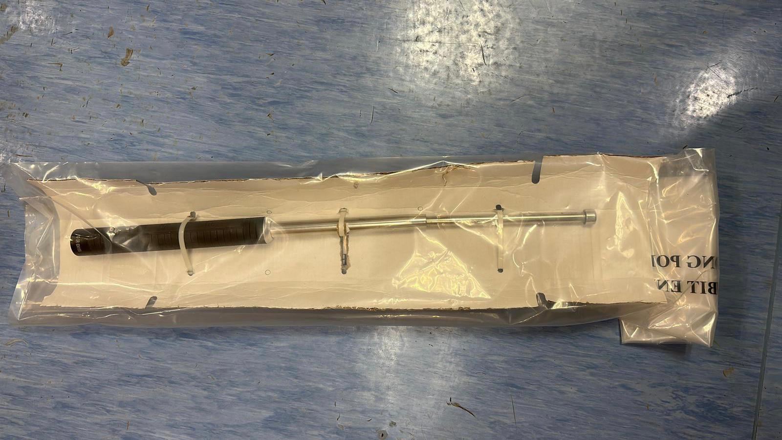 警方檢獲一支伸縮警棍、懷疑可卡因及一批毒品包裝工具。(警方圖片)