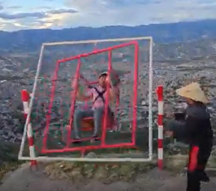 他被扣上安全帶後,就由一名工作人員徒手轉動設施,讓他在空中不斷旋轉。(Twitter)