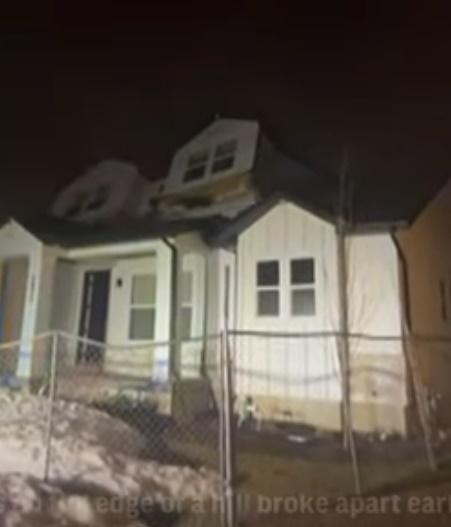 警察和消防員在擋泥土的擋土牆部分倒塌、房屋開始發出噪音後前往現場並拍下影片。(YouTube)