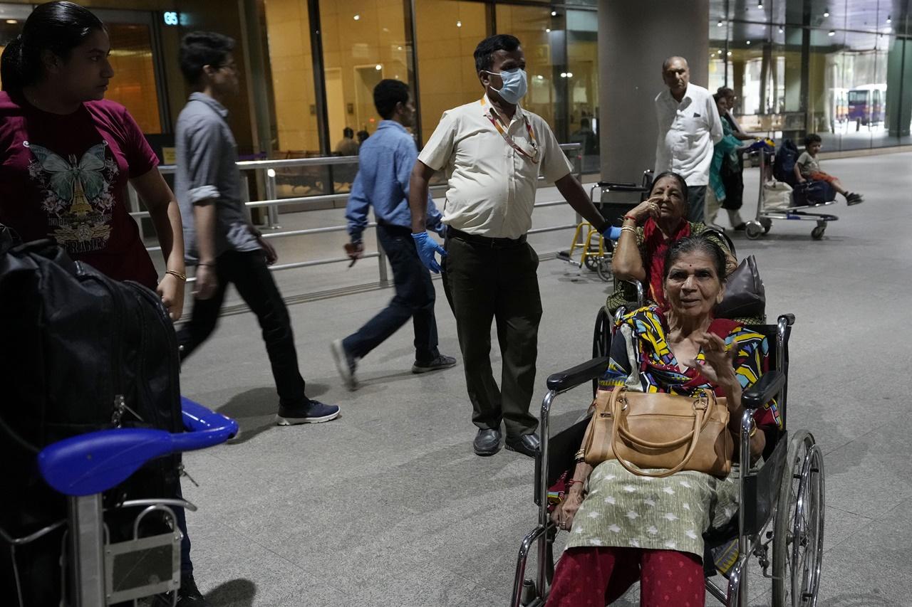 各國加緊撤僑行動。(印度撤僑。AP)