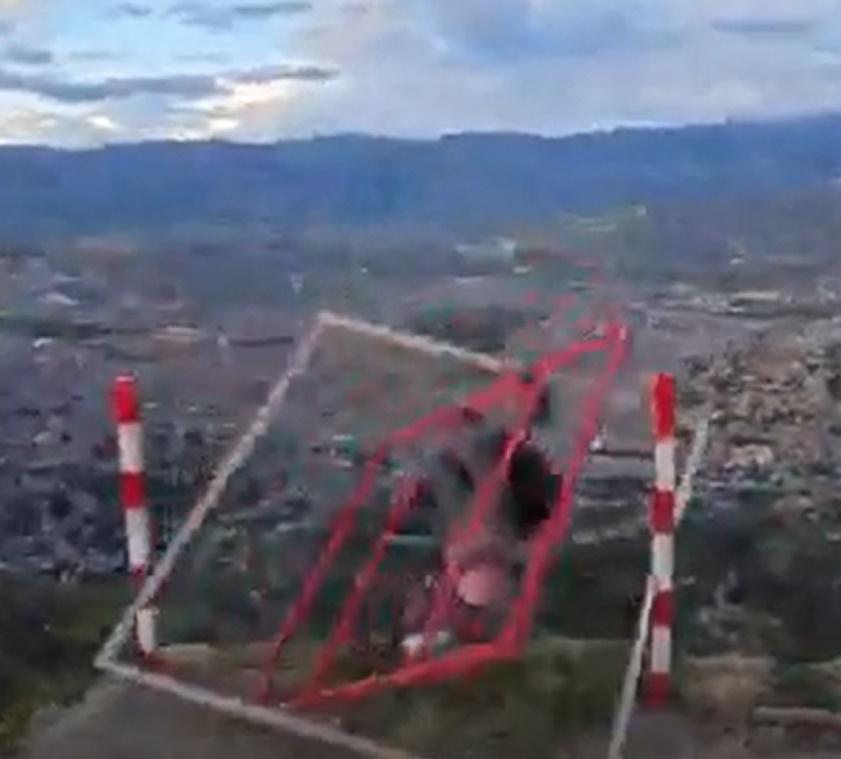 強烈的動力導致設施突然解體,令乘客連同多軸椅及2個鐵框墮崖。(Twitter)