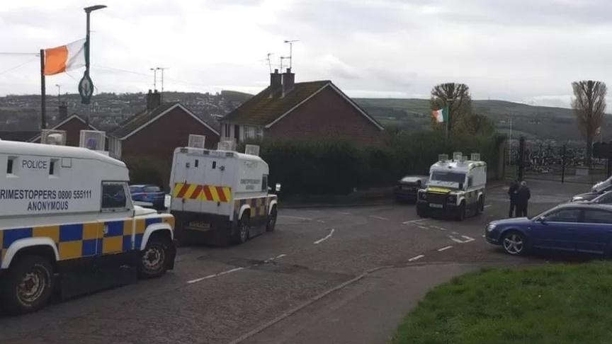 北愛發現4枚懷疑土製鋼管炸彈。(網上圖片)