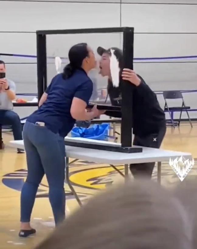 現場人士不時大叫傳來「天呀」、「好噁心」、「我想嘔」、「真是大錯特錯」,最令人意外的是,校長在一旁大笑,還拿出手機拍攝。(Twitter)