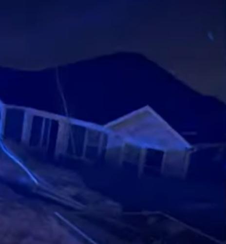 警察和消防員在擋泥土的擋土牆部分倒塌、房屋開始發出噪音後前往現場並拍下影片。(YouTube)