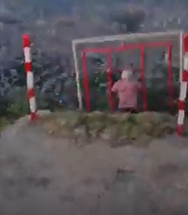 強烈的動力導致設施突然解體,令乘客連同多軸椅及2個鐵框墮崖。(Twitter)