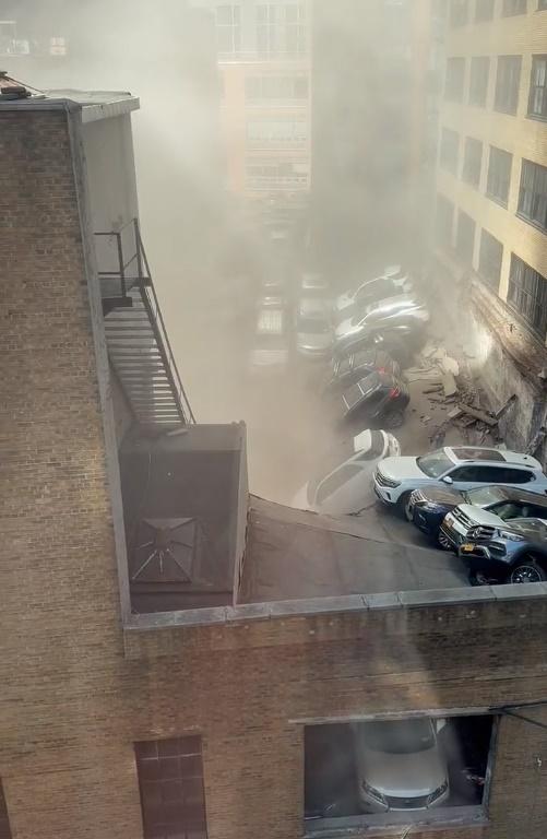 停車場頂層下塌,冒起大量煙塵。(Twitter)