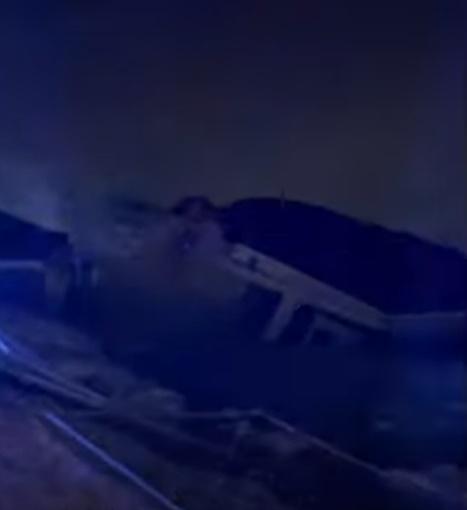 警察和消防員在擋泥土的擋土牆部分倒塌、房屋開始發出噪音後前往現場並拍下影片。(YouTube)