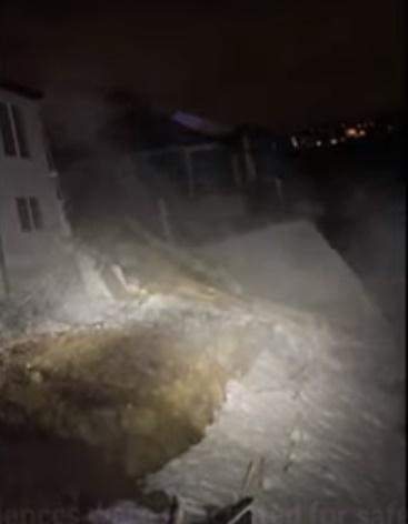 警察和消防員在擋泥土的擋土牆部分倒塌、房屋開始發出噪音後前往現場並拍下影片。(YouTube)