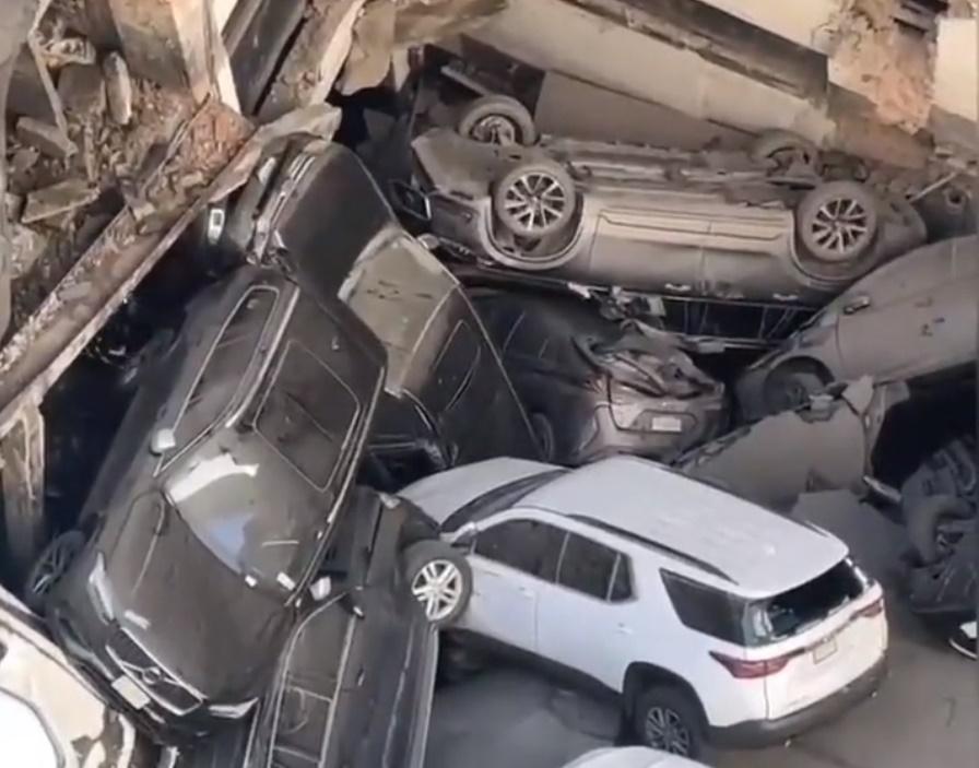 有多輛汽車傾斜下墮。(Twitter)