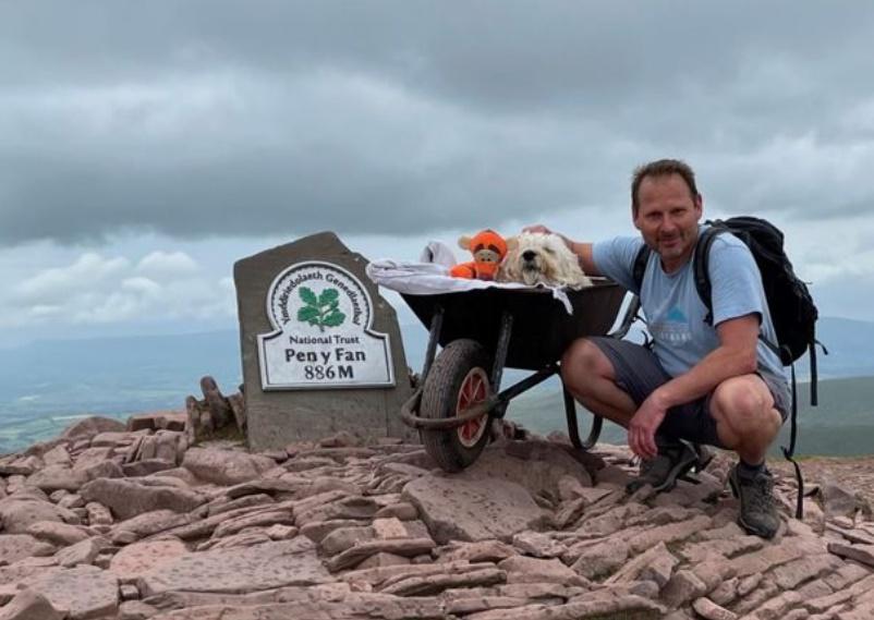 Carlos與Monty成功登上886米高的Pen y Fan山頂,完成最後一次冒險。(Twitter)