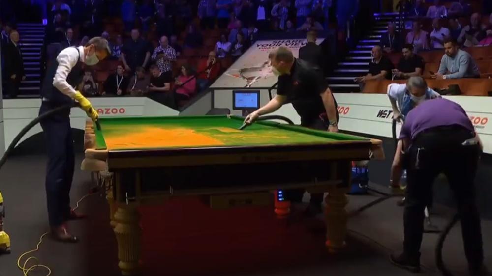 工作人員嘗試以吸塵機等清理桌球枱上粉末。(Twitter)