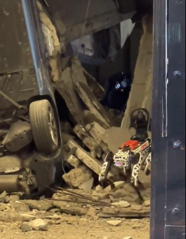 當它剛踏到一個傾斜的水泥石屎板時,似乎跣倒,整個機身倒向一旁。(Twitter)