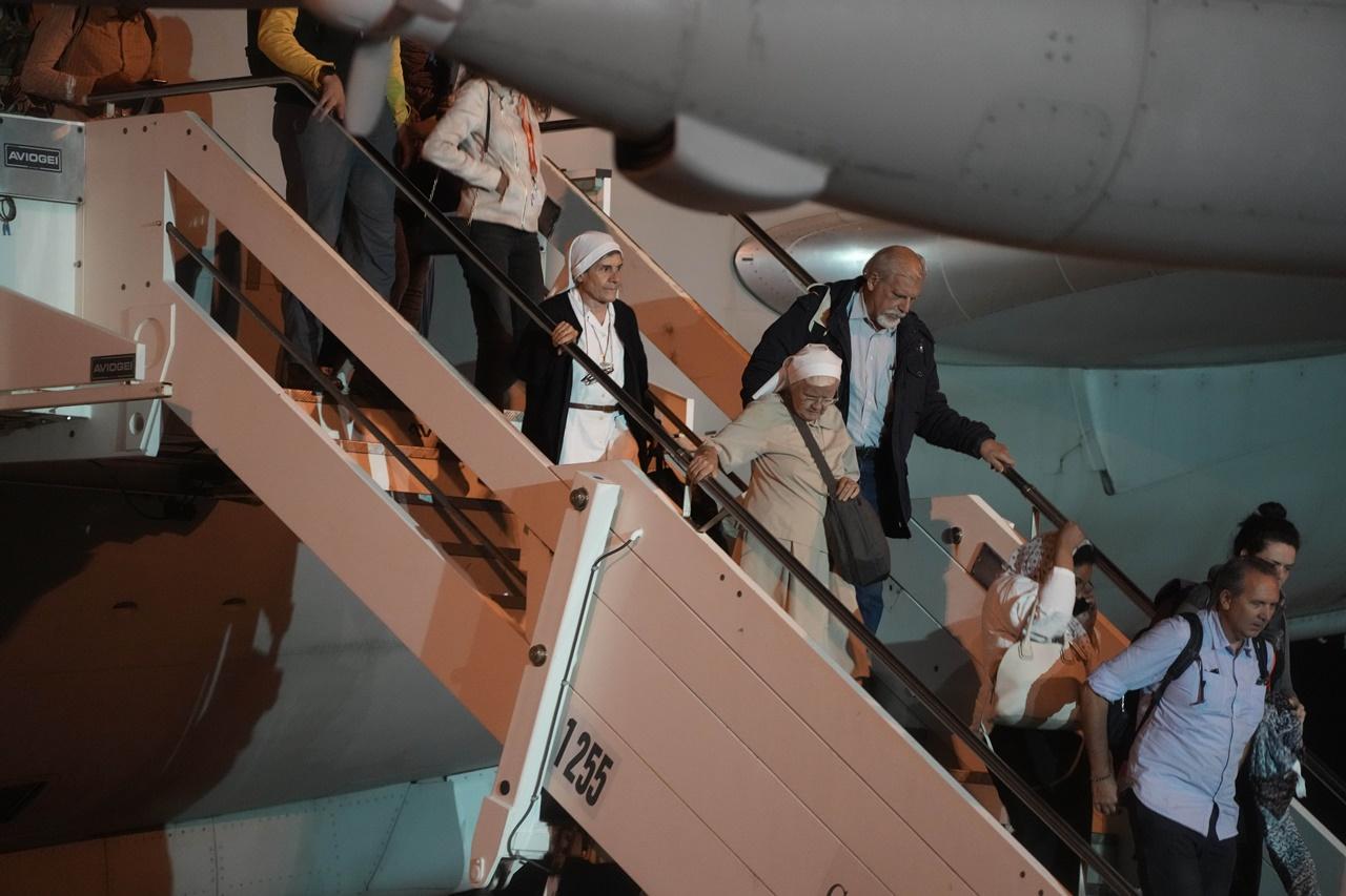 意大利派出兩架軍機撤走83名僑民及13名外國人,首架軍機成功將僑民載返羅馬。(AP)