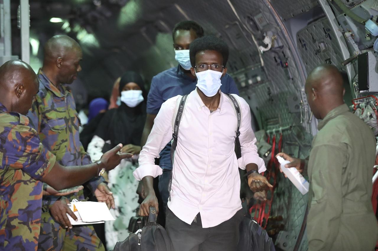 39名肯雅、索馬里和沙特大學生周一晚上飛回肯雅首都內羅畢。(AP)