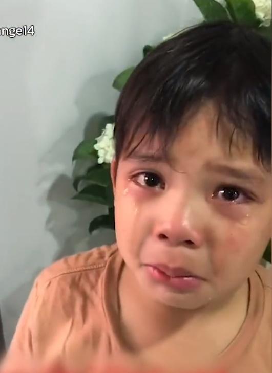 爸爸立即解釋,相中的人正「是你媽媽」,詎料兒子哭得更淒涼。(Twitter)