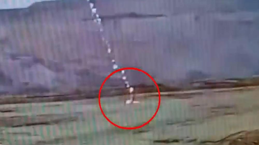 突然一道雷電劈下,正正擊中這名工人,整個人瞬間變成一團火球。(Twitter)