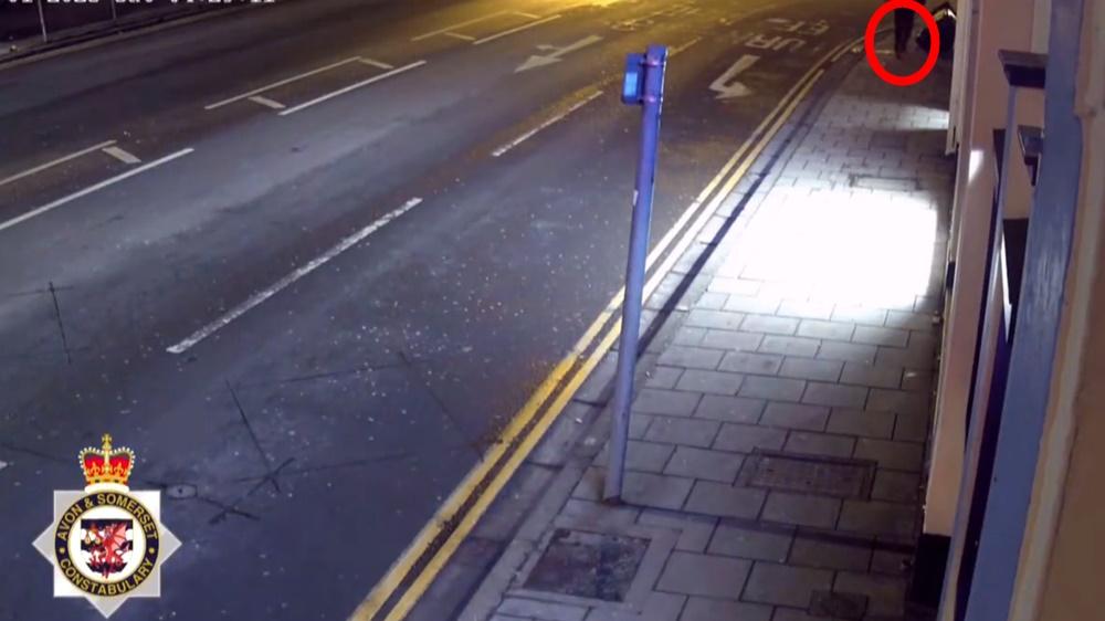 女子在離開畫面後約1稍,Iercosan的身影在街頭出現。(Twitter)