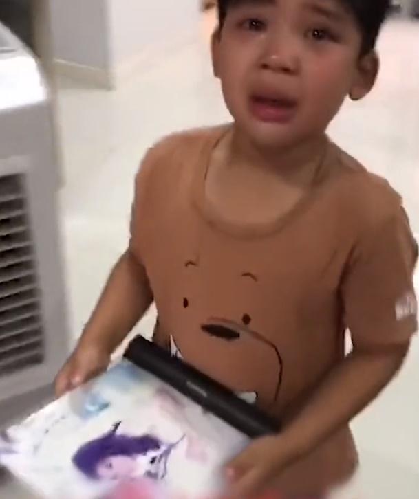 兒見父母結婚相以為爸爸出軌,得悉相中人是「媽媽」後更崩潰。(Twitter)