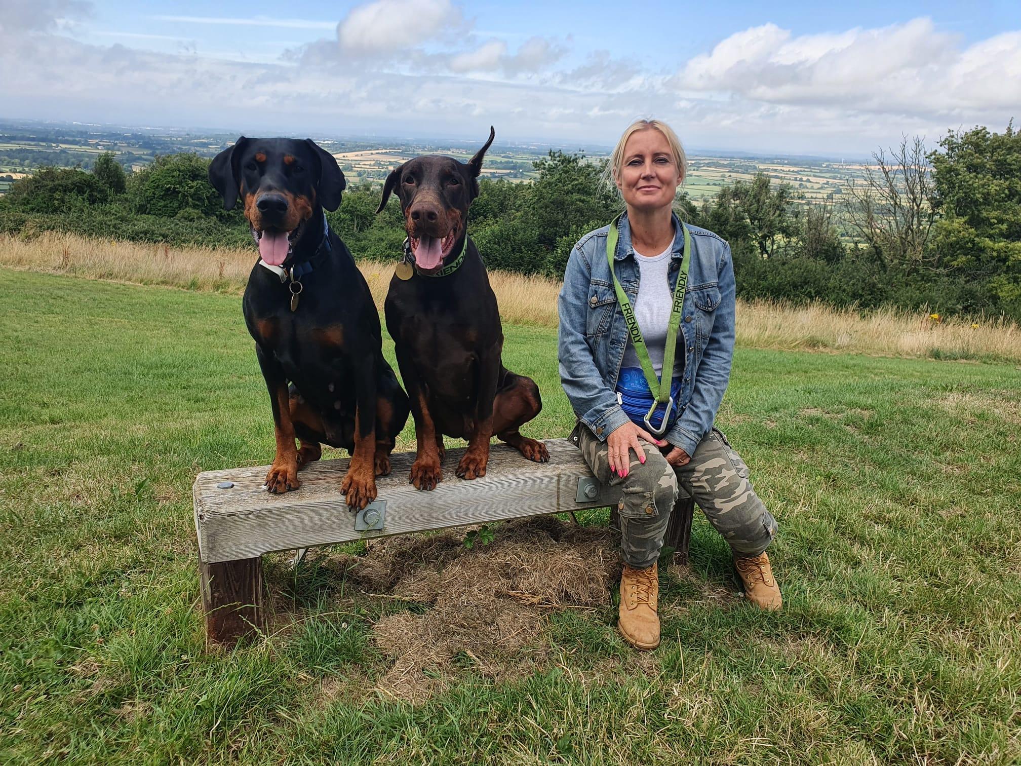 Lucy與兩隻都柏文犬(左)Indie和Dave。(FB)