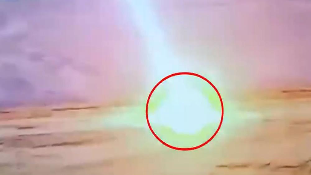 突然一道雷電劈下,正正擊中這名工人,整個人瞬間變成一團火球。(Twitter)