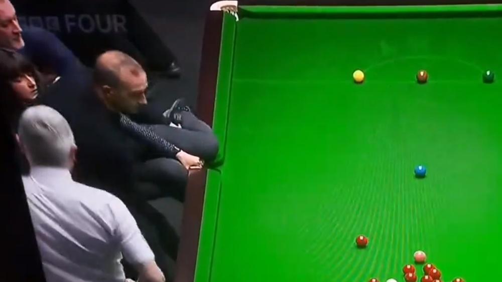 另一名環保組織女成員到另一張桌球枱,試圖用膠水將自己黏住桌球枱,隨即被在場保安人員阻止。(Twitter)