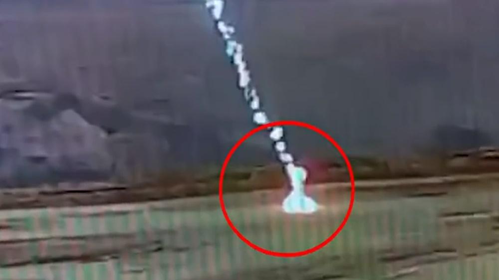 突然一道雷電劈下,正正擊中這名工人,整個人瞬間變成一團火球。(Twitter)