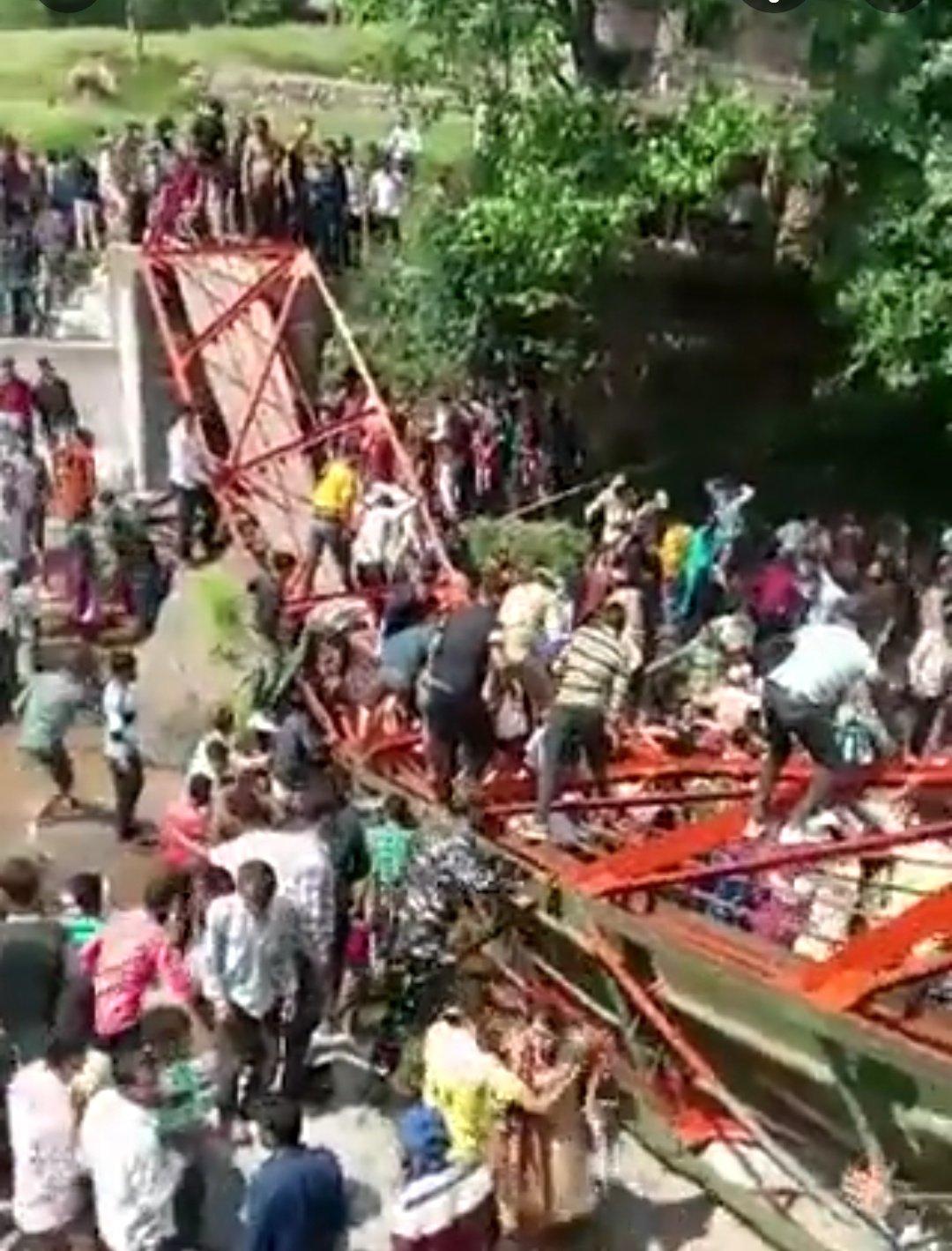 網上影片顯示,金屬橋從中向下凹陷,斜向一旁,作支架的金屬都扭曲變。(Twitter)