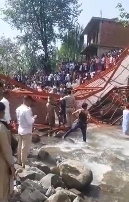 網上影片顯示,金屬橋從中向下凹陷,斜向一旁,作支架的金屬都扭曲變。(Twitter)