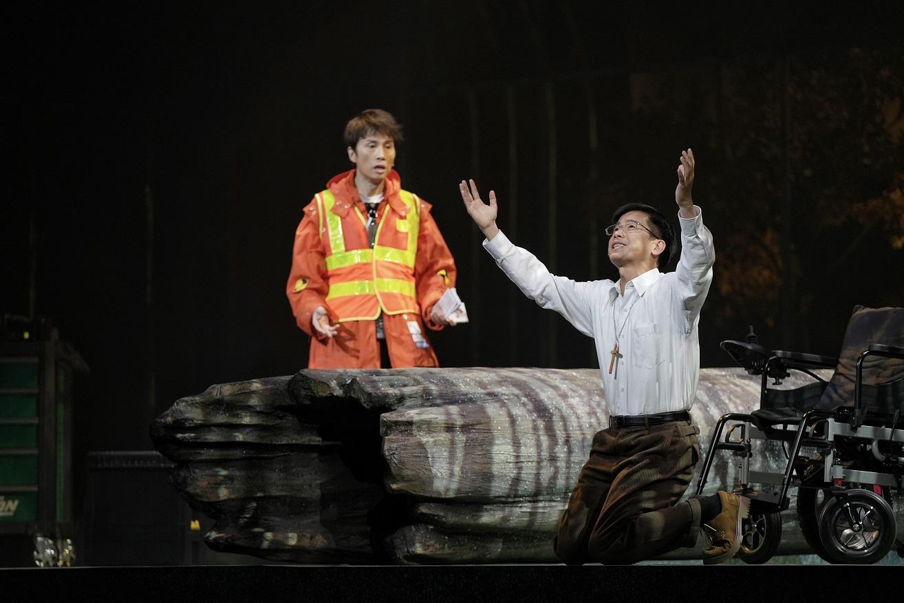 編劇莊梅岩表示《愛我別走》的創作從倒樹開始。