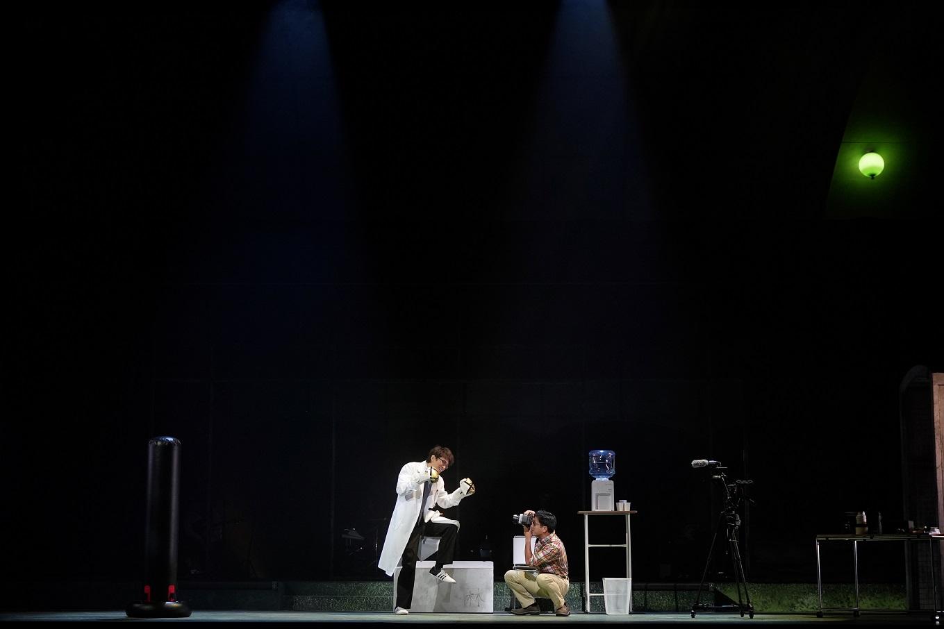 黃子華和林海峰在每晚的《愛我別走》演10場戲10個角色。