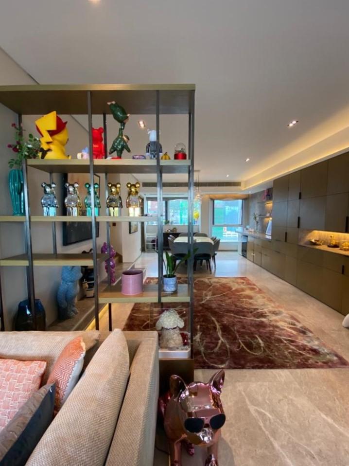 長方形開則大廳,面積約有700方呎,間隔闊大實用,方便屋主擺放心儀的玩具及珍藏。