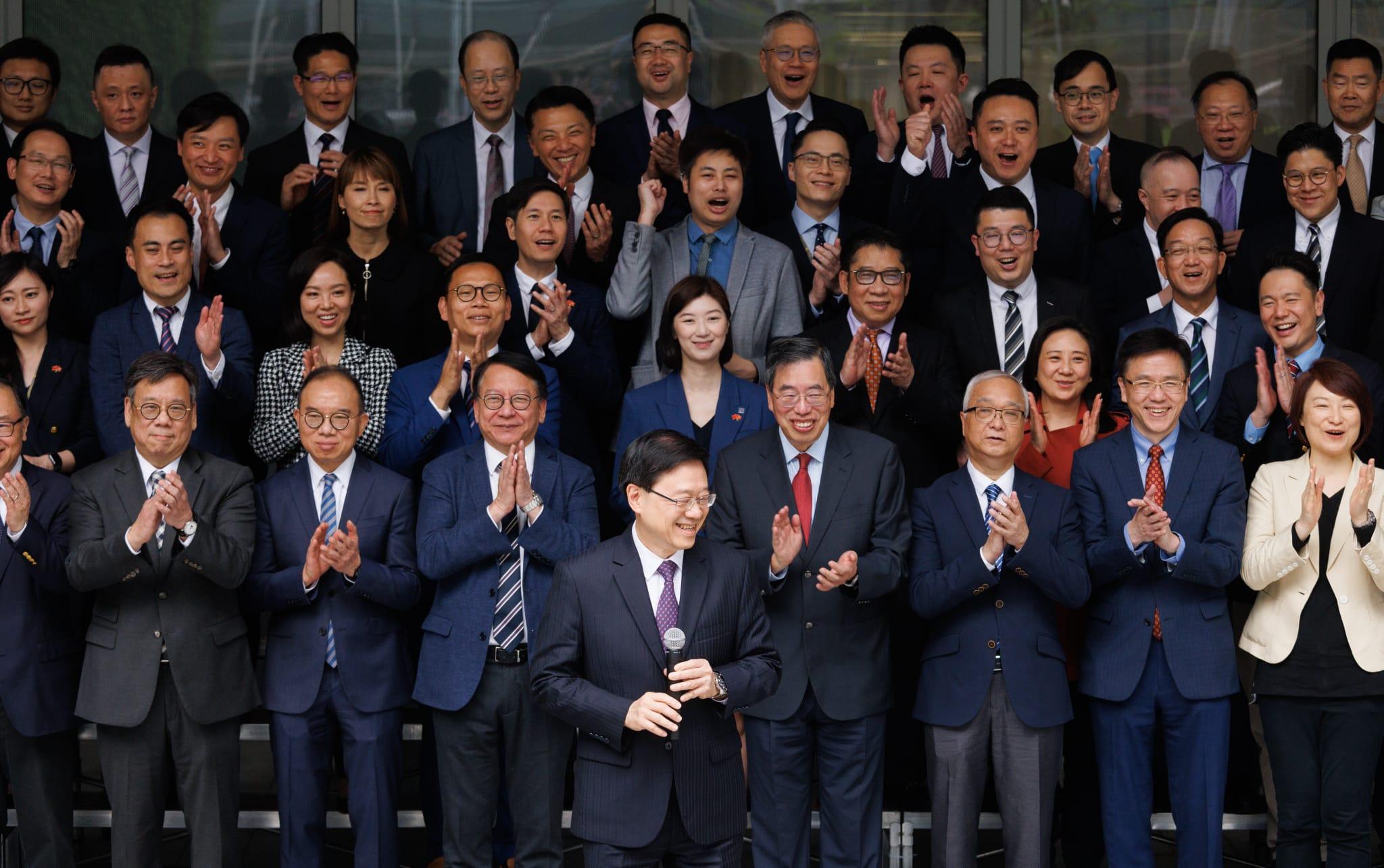 李家超表示,今次行程代表團結,期望與議員同心同德,提升治理水平。(蘇文傑攝)