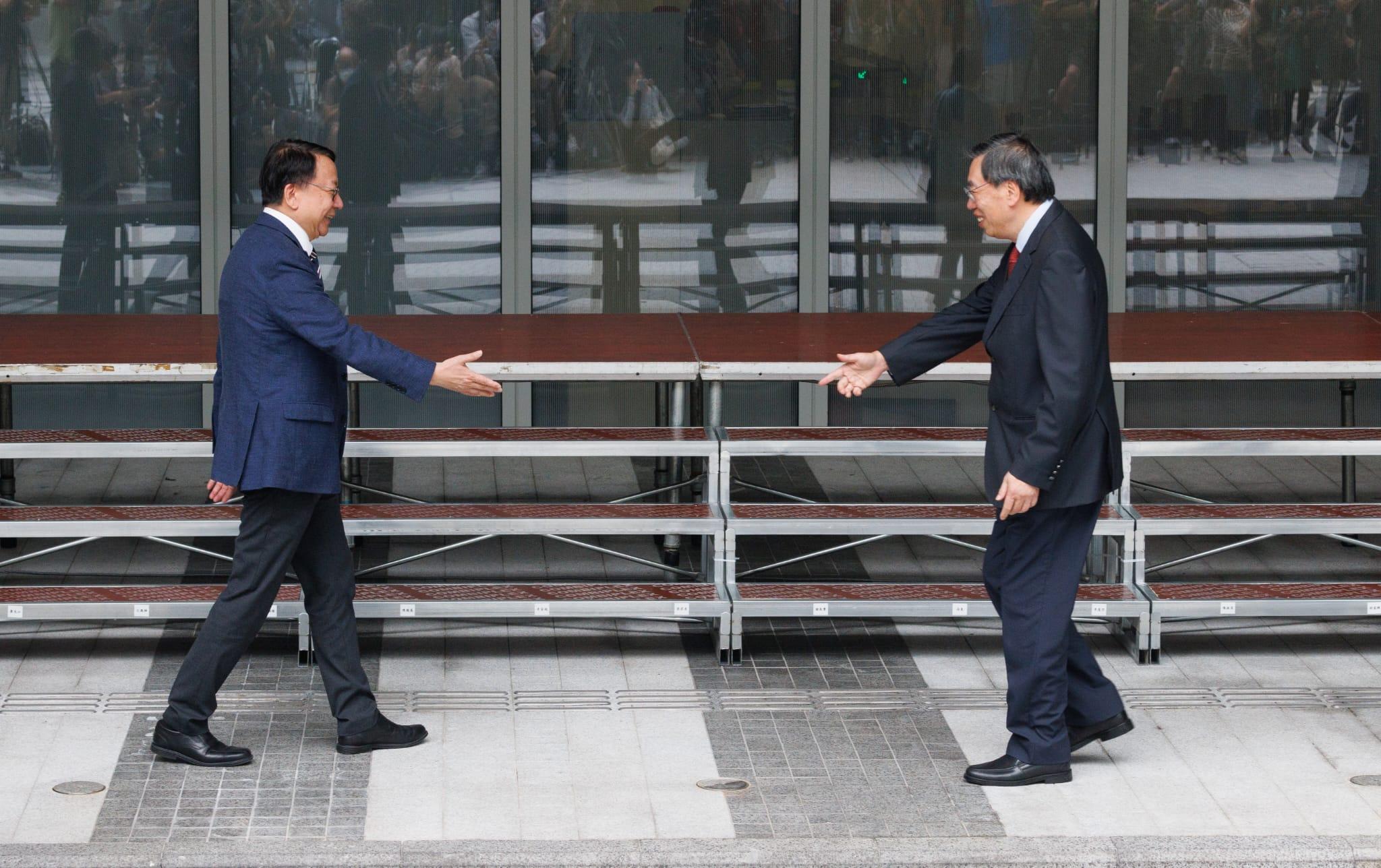 今次訪問團兩名副團長,政務司司長陳國基(左)及立法會主席梁君彥握手。(蘇文傑攝)