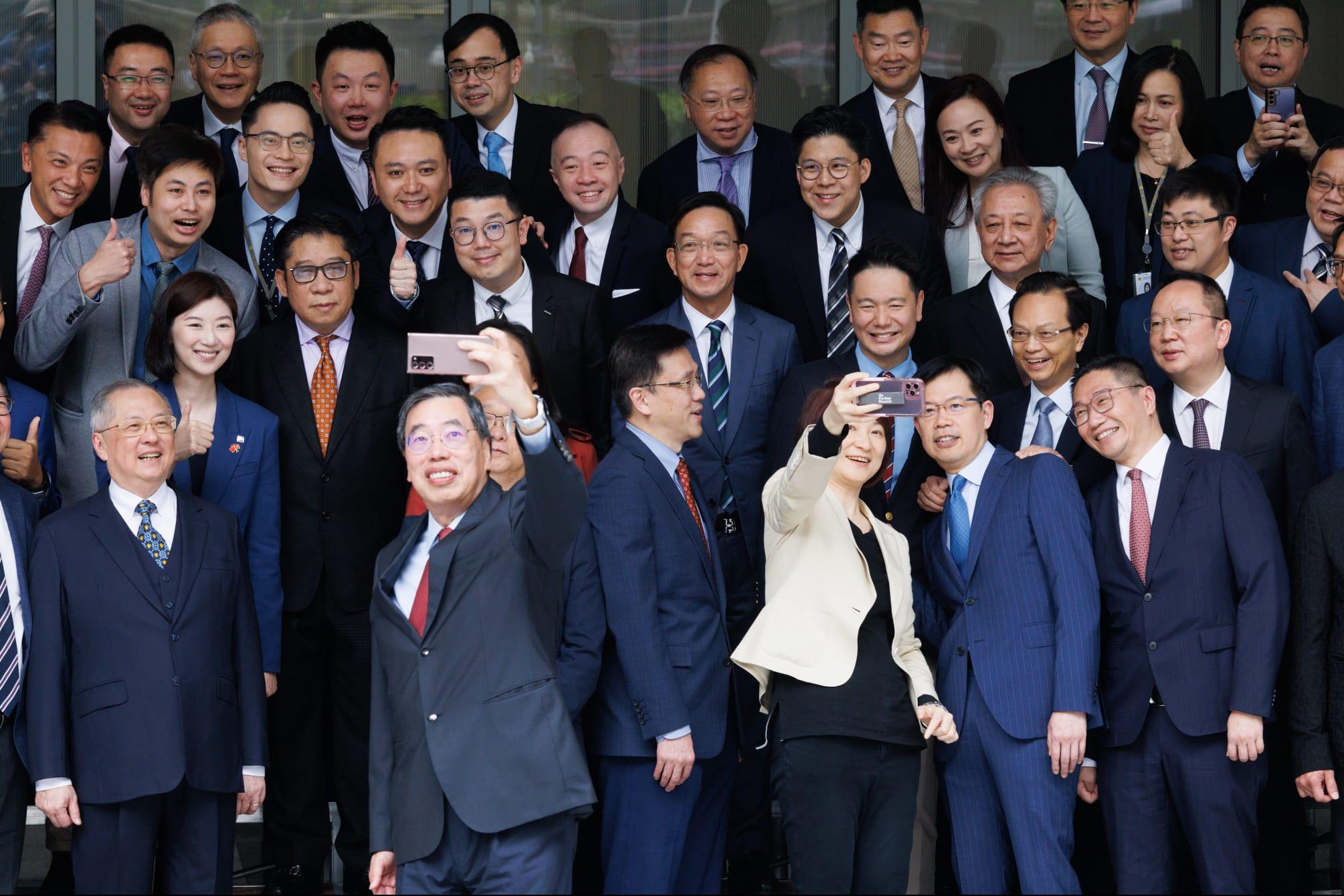 李家超今日率領官員立法會議員訪大灣區4日。(蘇文傑攝)