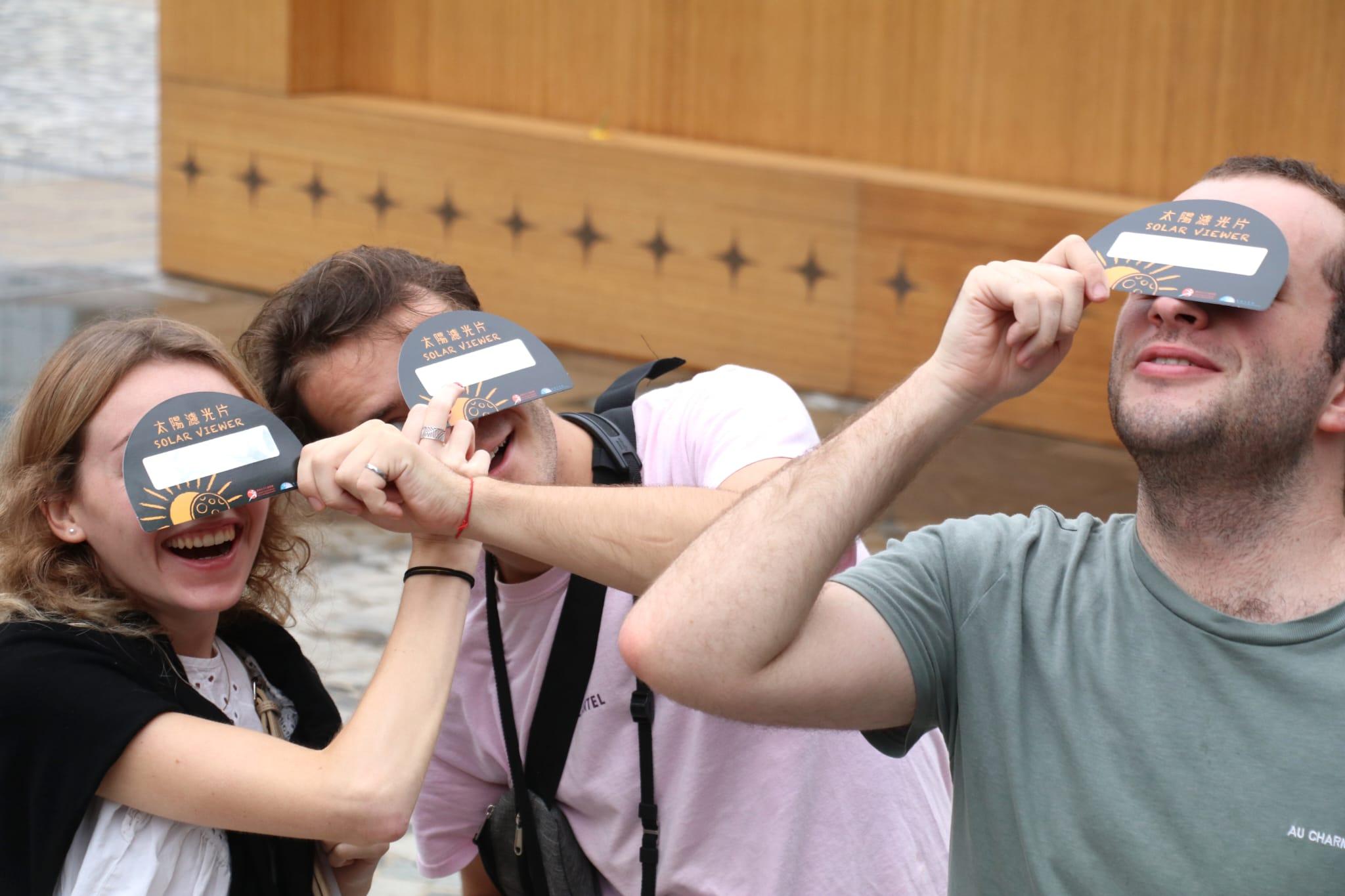 本港今午出現日偏食,吸引不少市民到街上觀看。(林俊源攝)