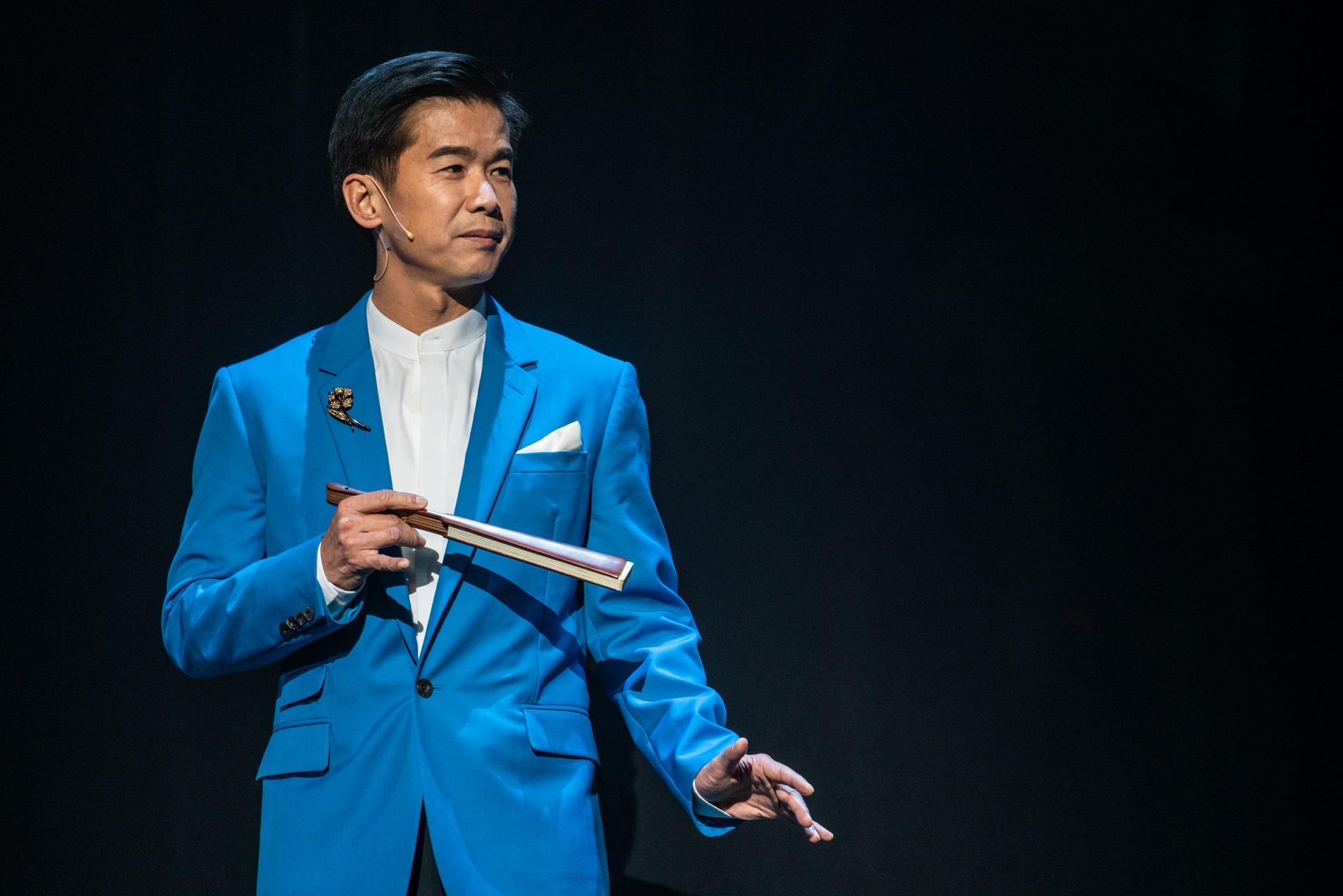 黃子華和林海峰在每晚的《愛我別走》演10場戲10個角色。