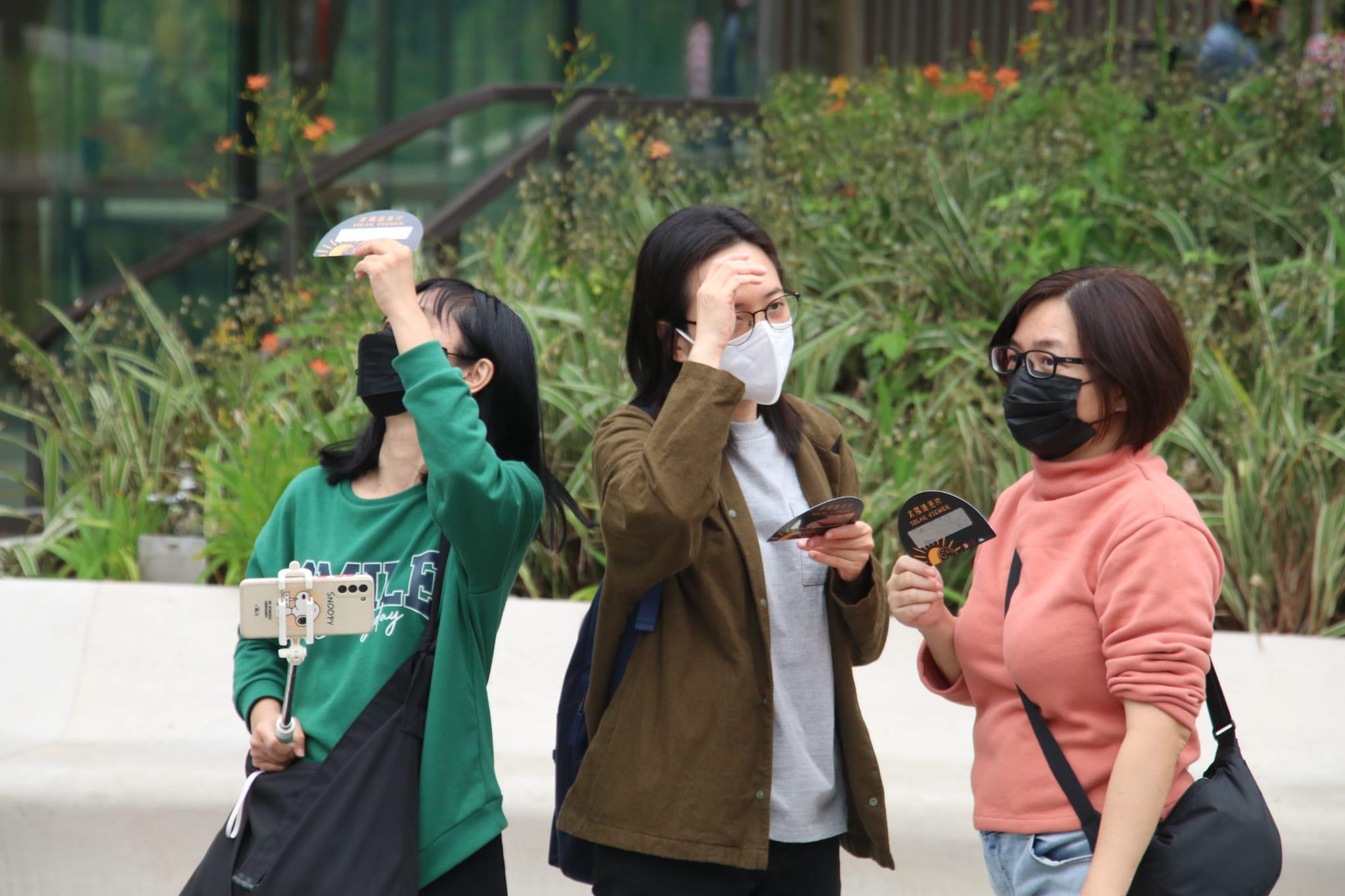 本港今午出現日偏食,吸引不少市民到街上觀看。(林俊源攝)