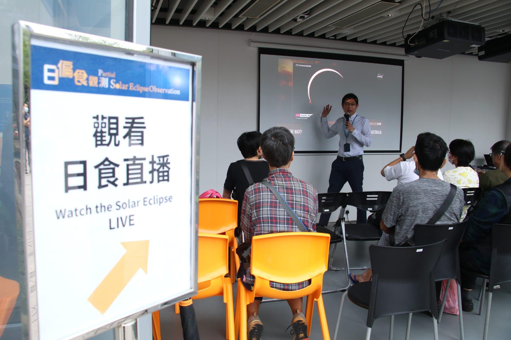 天文台在梳士巴利花園玻璃屋介紹太陽觀測工具,市民亦可觀看其它地方的日偏食直播影像。(林俊源攝)