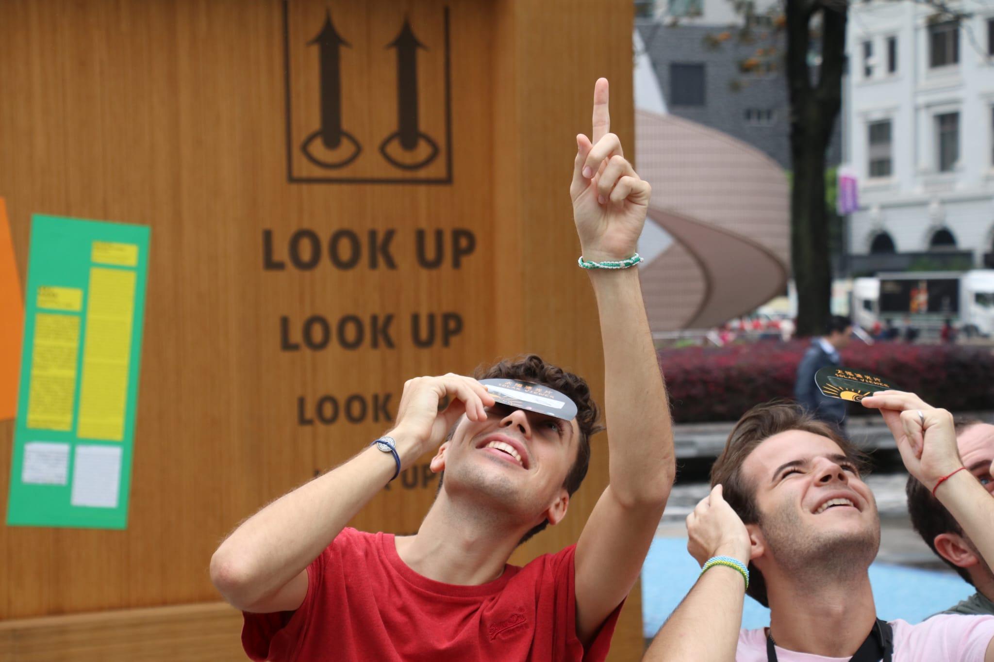 本港今午出現日偏食,吸引不少市民到街上觀看。(林俊源攝)