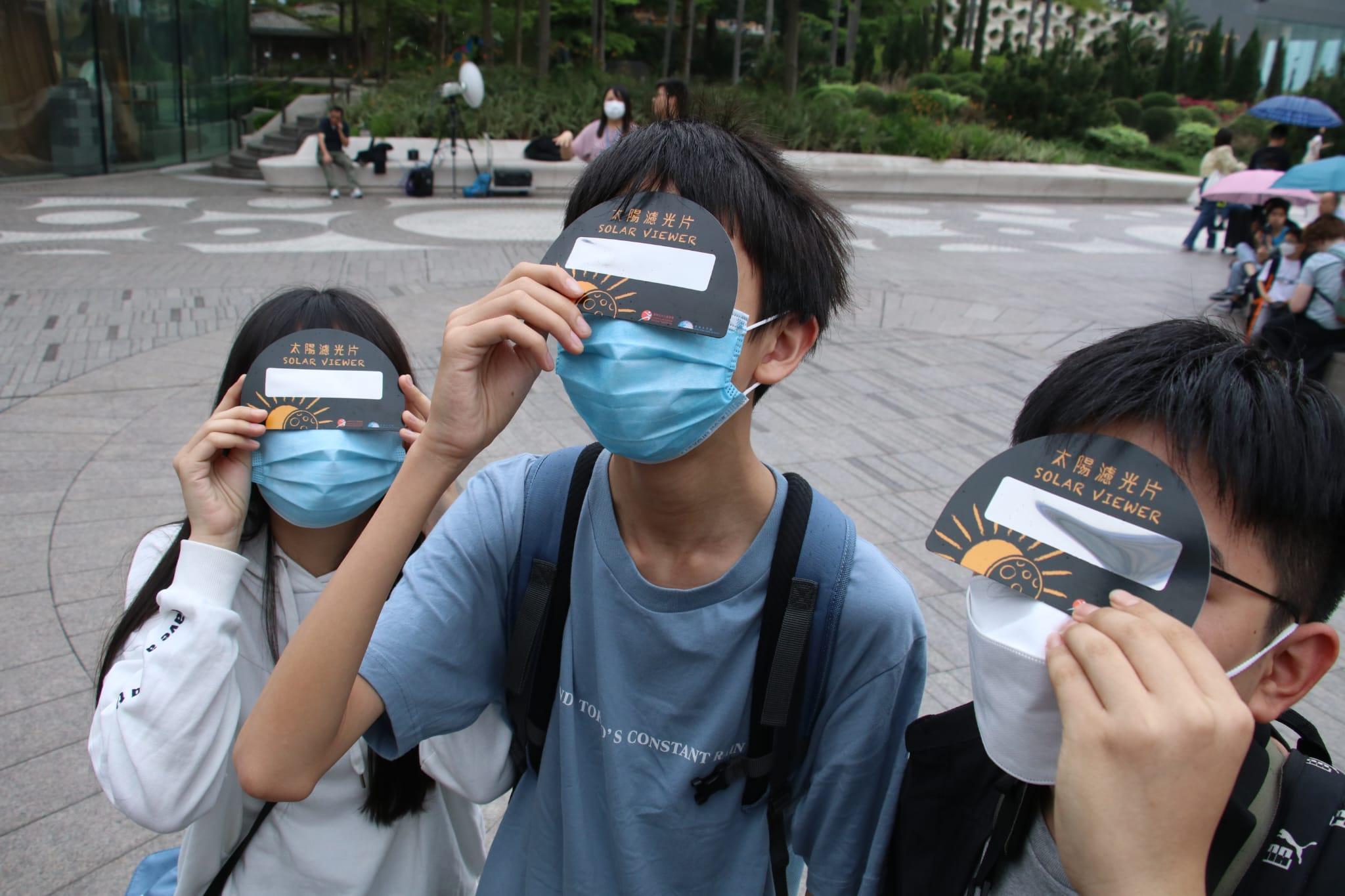 本港今午出現日偏食,吸引不少市民到街上觀看。(林俊源攝)