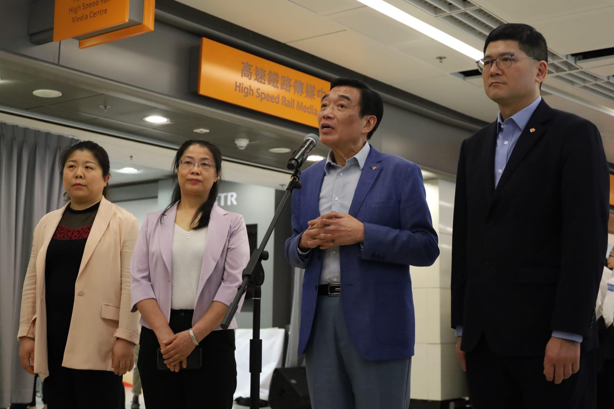 醫管局主席范鴻齡(右二)、行政總裁高拔陞(右一)在高鐵西九龍站迎接。(鍾式明攝)