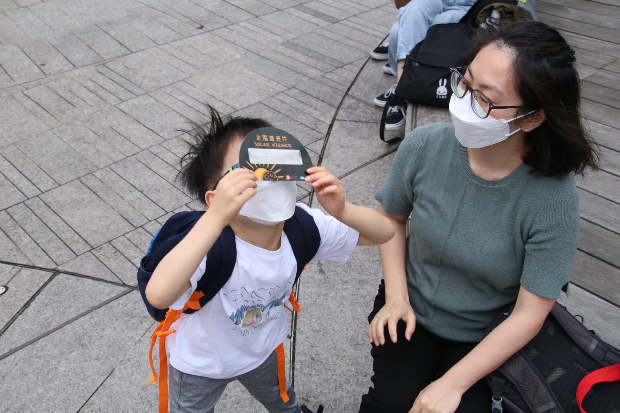本港今午出現日偏食,吸引不少市民到街上觀看。(林俊源攝)